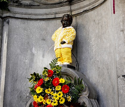 Manneken Pis kleedt zich solidair