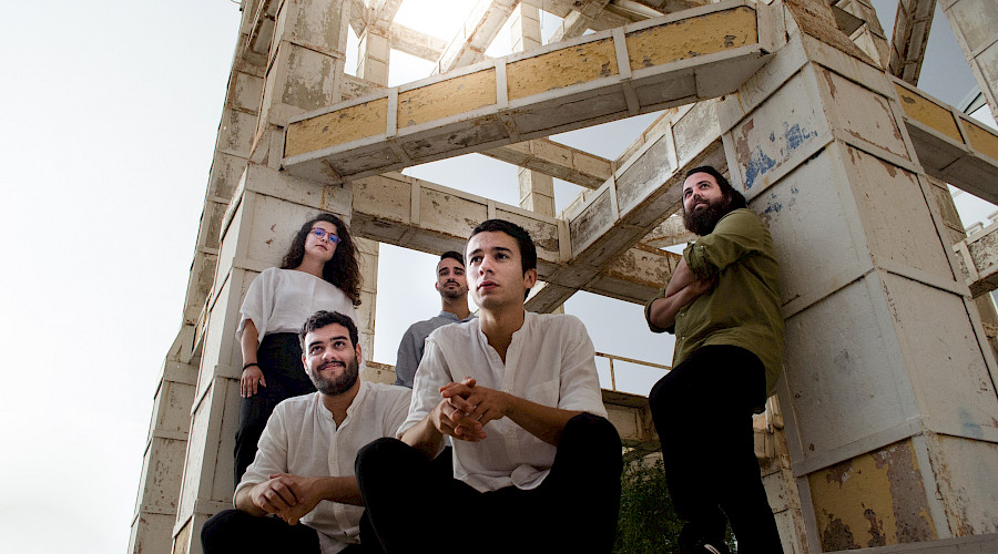 Anacronía: Haydn in the Cracks